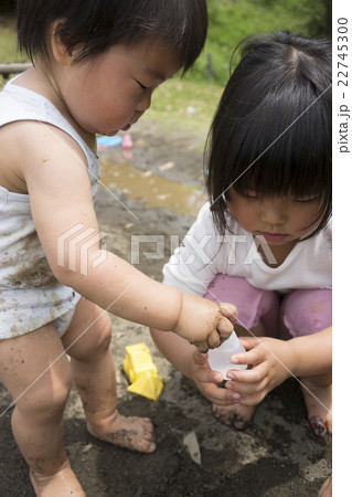 泥んこ遊びをする姉弟 泥んこ遊びをする姉弟 22745300