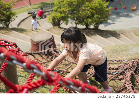 公園のアスレチックで遊ぶ女の子 公園のアスレチックで遊ぶ女の子 22745379