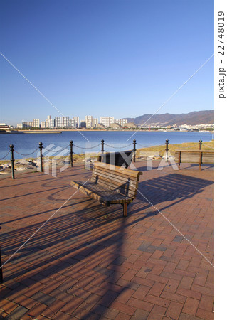 香櫨園浜(御前浜)と遠景に芦屋浜シーサイドタウン(朝の景色) 香櫨園浜(御前浜)と遠景に芦屋浜シーサイドタウン(朝の景色) 22748019