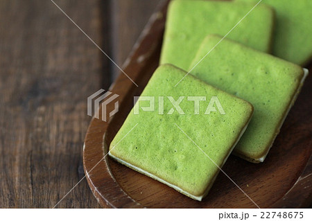 ホワイトチョコをサンドした抹茶ラングドシャクッキー 22748675