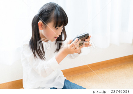 ゲームに集中する子供 ゲームに集中する子供 22749033