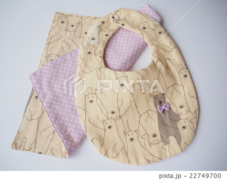 ハンドメイドの赤ちゃんの小物　スタイとハンカチ 22749700