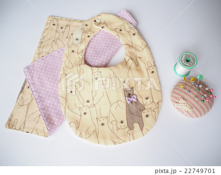ハンドメイドの赤ちゃんの小物　スタイとハンカチ 22749701