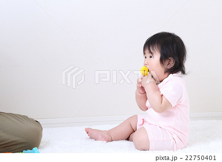 ママと遊ぶ赤ちゃん 22750401