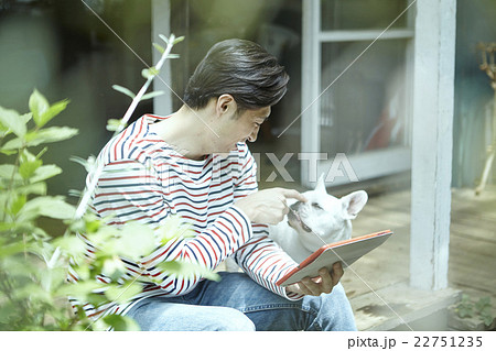 ペットと過ごす男性 ペットと過ごす男性 22751235