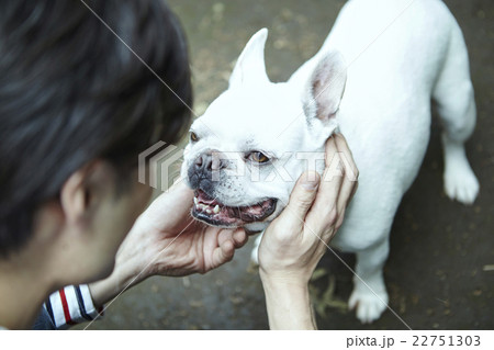 愛犬と男性 22751303