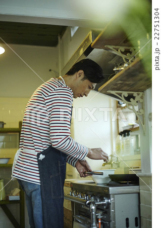 料理をする男性 22751304