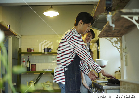 料理をする男性 22751325