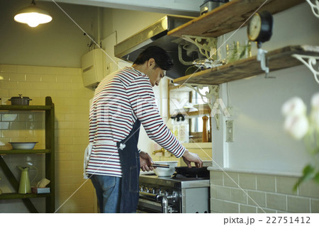 料理をする男性 22751412