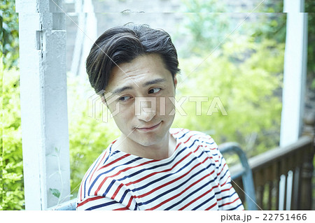 男性　ポートレート 22751466