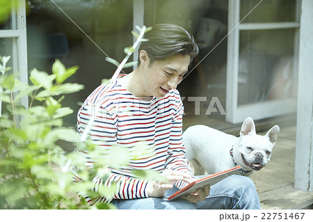ペットと過ごす男性 22751467