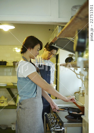 料理をする夫婦 22751501