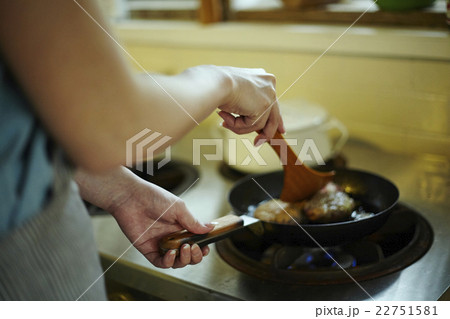 料理をする女性 22751581