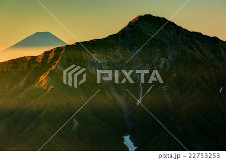 南アルプス・仙丈ヶ岳から朝日差す北岳と富士山 南アルプス・仙丈ヶ岳から朝日差す北岳と富士山 22753253