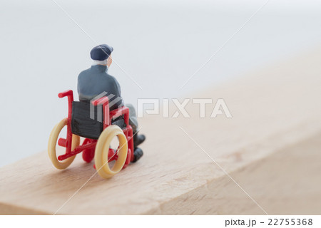 車いすの老人 22755368
