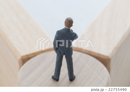 ターニングポイントに立つビジネスマン 22755490