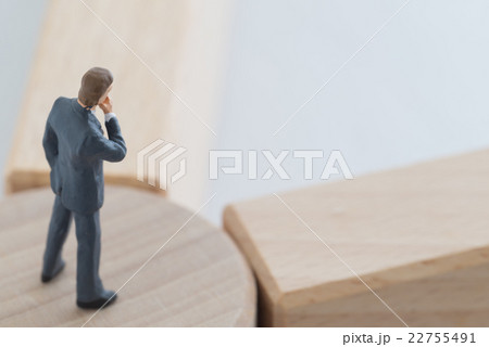 ターニングポイントに立つビジネスマン 22755491