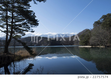 湖面に映る風景 22757574