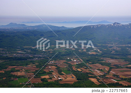 ニセコアンヌプリから見る春の噴火湾と駒ヶ岳 22757665