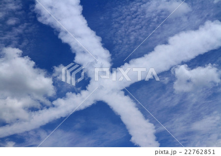 十文字に交差する飛行機雲 十文字に交差する飛行機雲 22762851