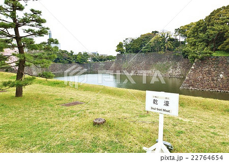 東京名所案内皇居案内・皇居乾通り脇の乾濠と案内表示板・横位置 22764654
