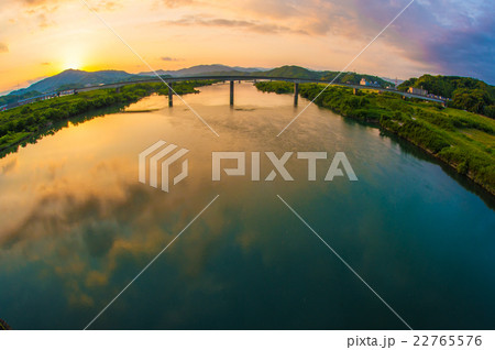 四万十川の夕陽 22765576