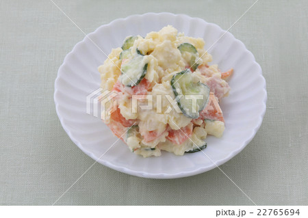 ポテトサラダ丸白皿斜俯瞰の写真素材