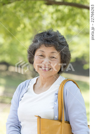 シニア女性　 22766263