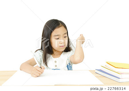 虫刺されを気にする女の子　勉強する女の子 22766314