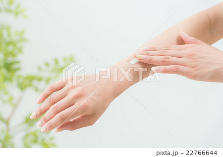 スキンケア　腕 22766644