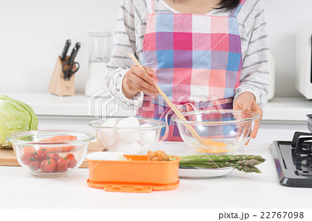 お弁当作り 22767098
