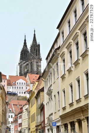 旧市街の町並みから見た大聖堂の尖塔（ドイツ・マイセン） 22767529