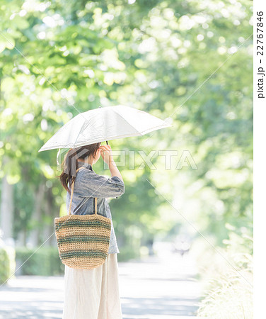 夏の日差し　女性 22767846