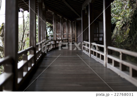 静寂に包まれた寺院の渡り廊下　その１ 22768031