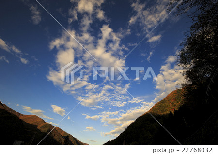 山間の夕焼け 22768032