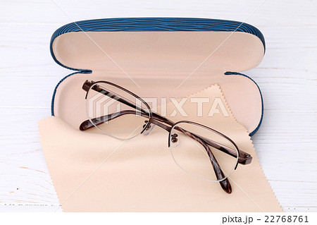 メガネとメガネケース 22768761