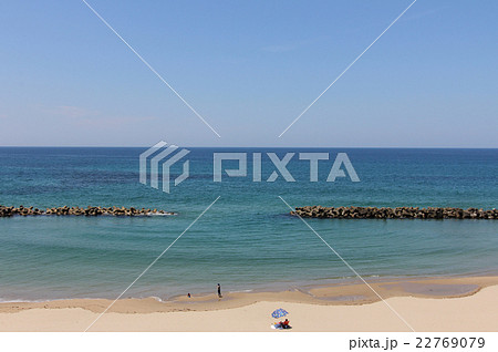 青い海と青い空と親子ずれ 22769079