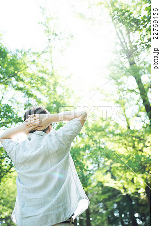 森のなかの男性 22769456