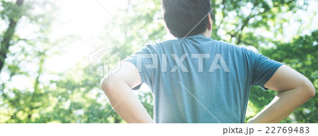 森のなかの男性 森のなかの男性 22769483