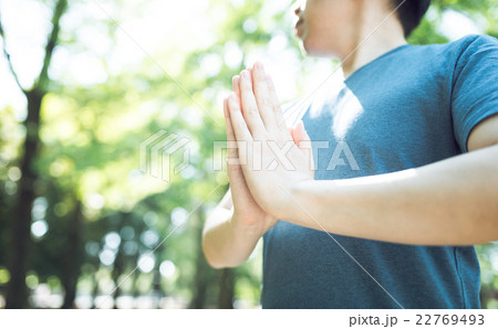森のなかの男性 22769493