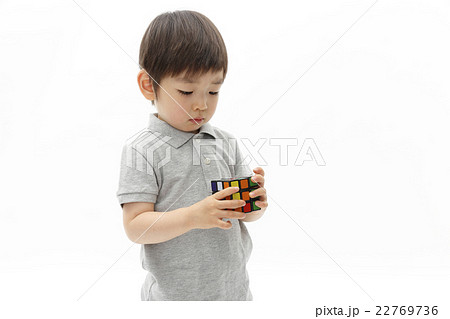 ルービックキューブをする幼児 22769736