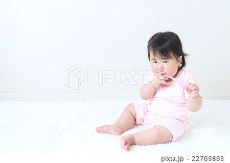 8か月の女の子 8か月の女の子 22769863
