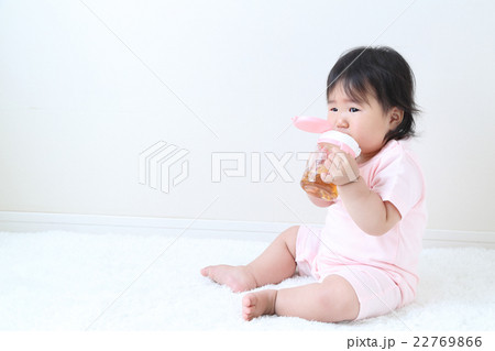 マグを持つ8か月の女の子 22769866