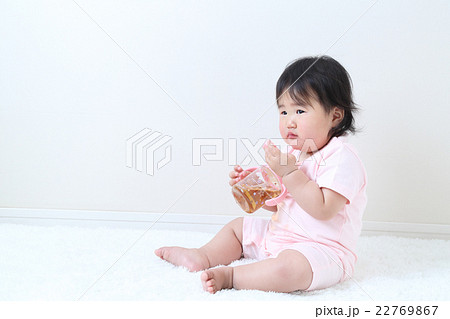 マグを持つ8か月の女の子 22769867