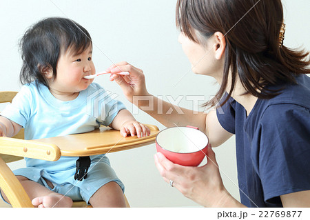 離乳食を食べる8か月の女の子 22769877