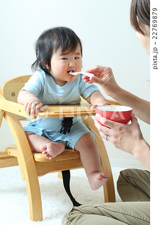離乳食を食べる8か月の女の子 離乳食を食べる8か月の女の子 22769879