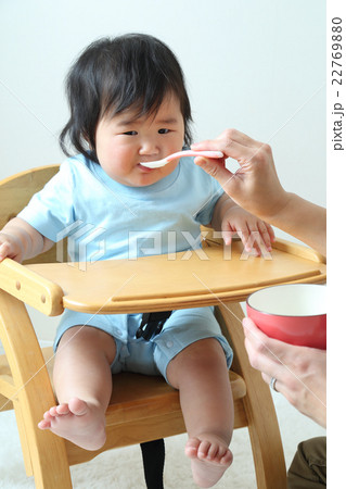 離乳食を食べる8か月の女の子 離乳食を食べる8か月の女の子 22769880