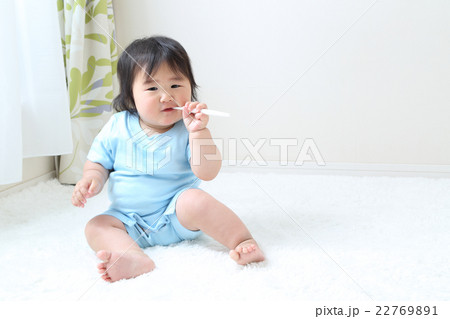 歯ブラシを持つ8か月の女の子 歯ブラシを持つ8か月の女の子 22769891