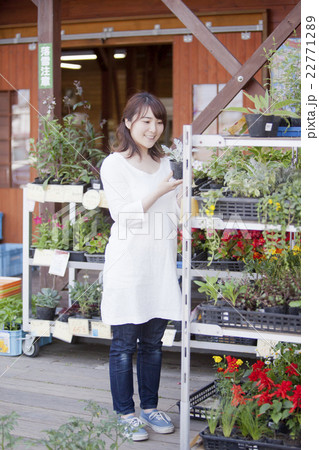 園芸店で買い物する女性 22771289