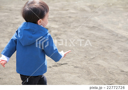 公園の広場を走っている2歳になったばかりの男の子 22772726